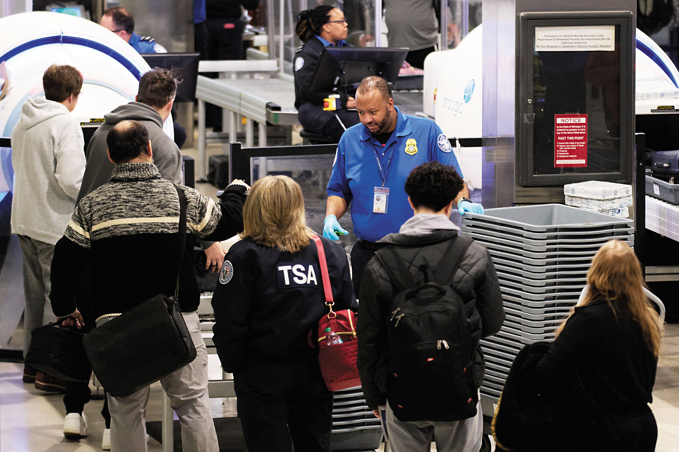 國安部停擺，TSA僱員須持續在機場執行安檢任務，但暫停領薪。美聯社資料圖片