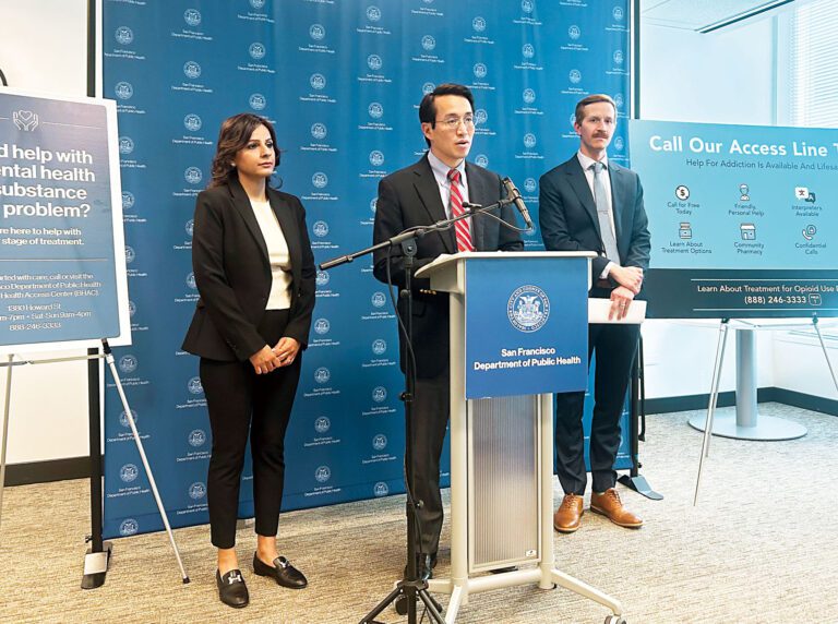 三藩市公共衛生局局長蔡維衡13日在記者會上發言。灣區城市新聞社