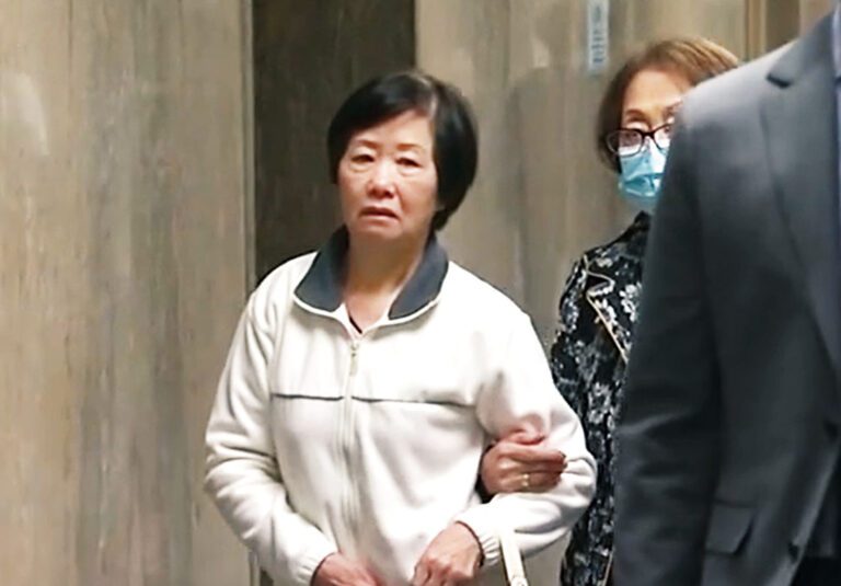 女被告早前到法院出庭。ABC7電視畫面