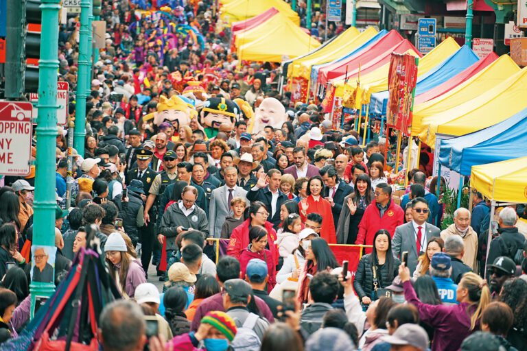 市長羅偉、總商會會長劉運方與官員、社區領袖參與在花市上舉辦的小巡遊。記者黃偉江攝