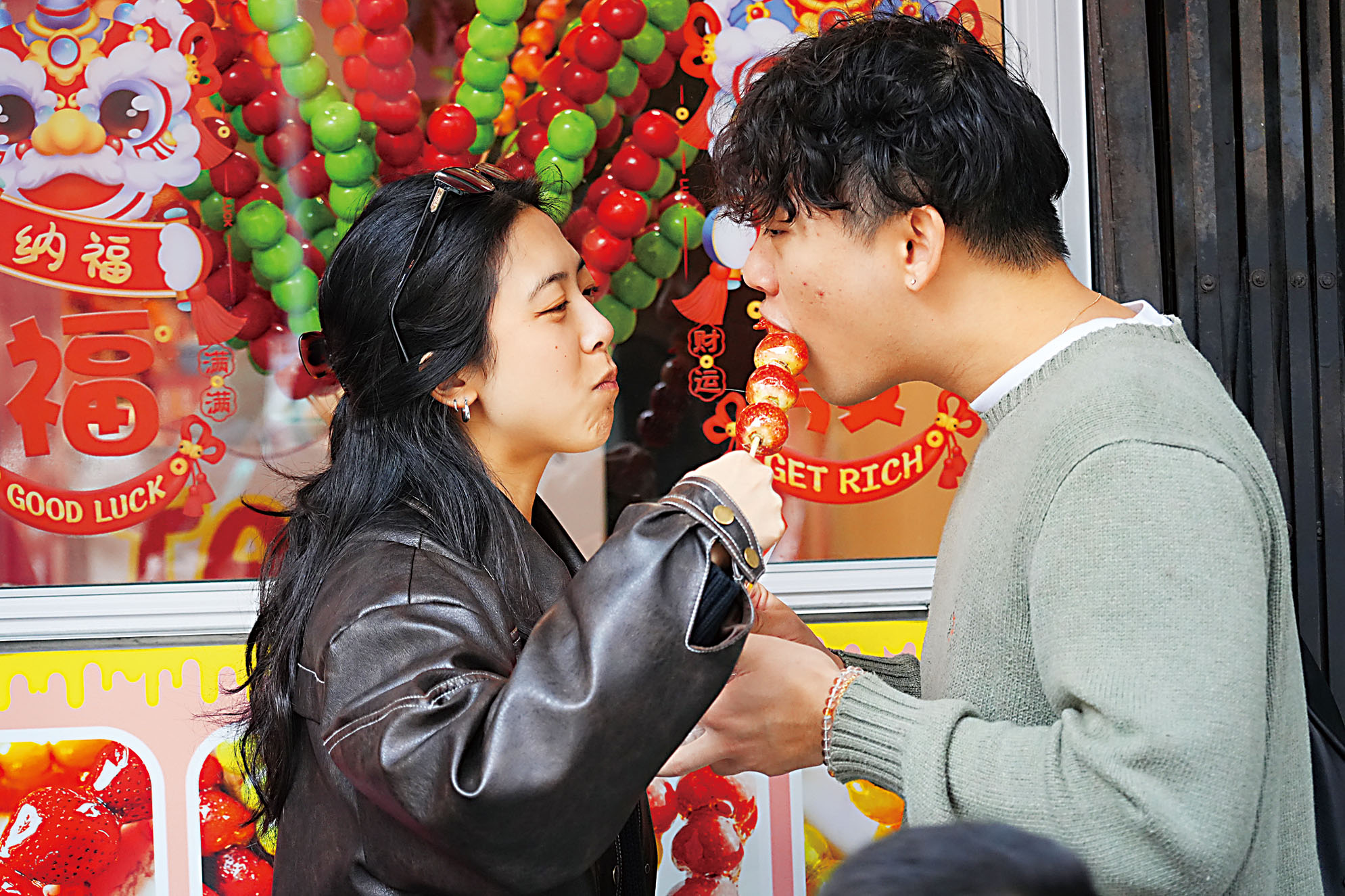 有情人專屬的冰糖葫蘆甜甜蜜蜜，羨煞旁人。記者黃偉江攝