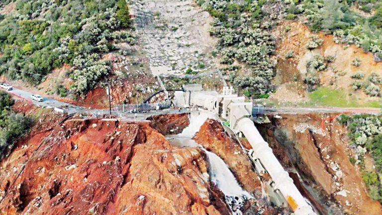 一條受損的高壓引水管在發電廠附近傾瀉大量河水。尤巴水利局表示，事發後已將管線隔離，對下游沒有淹水威脅。加州消防局