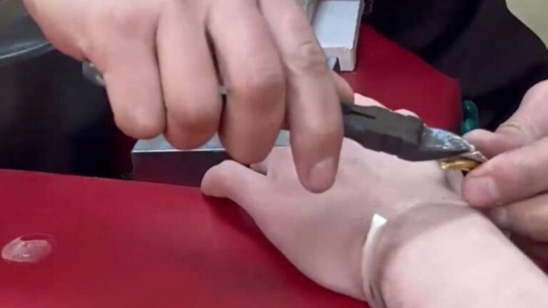 【分手信物變黃金】鄭州男變賣前度銀鐲 剪開驚見「銀包金」值近4萬