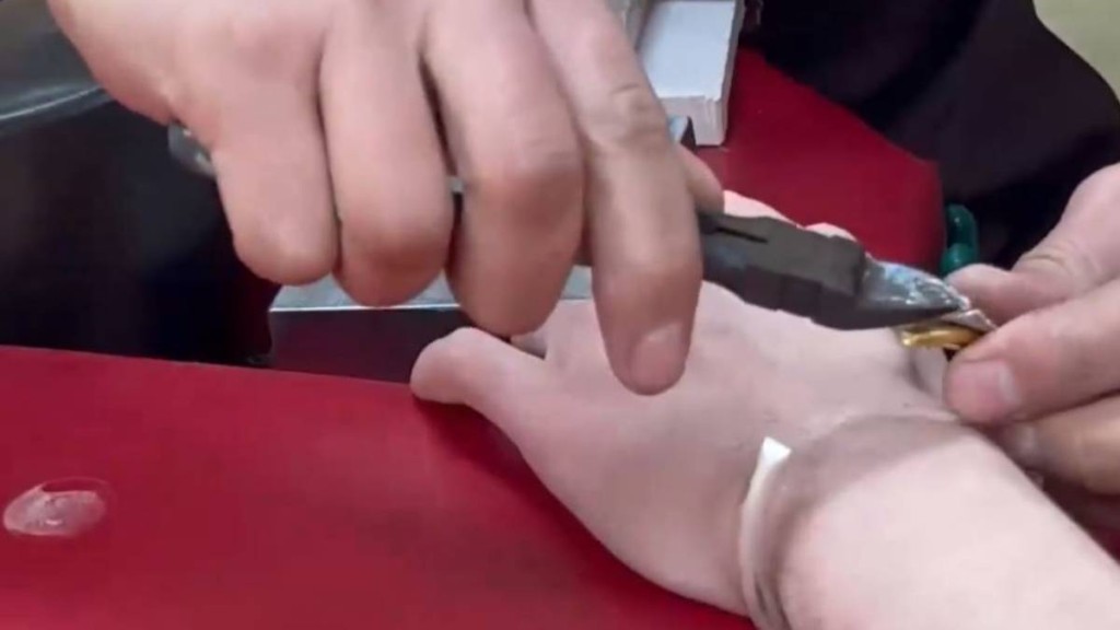 【分手信物變黃金】鄭州男變賣前度銀鐲 剪開驚見「銀包金」值近4萬