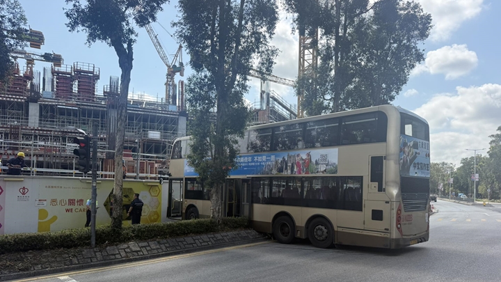【驚險直擊】上水九巴路口失魂無轉彎 直剷花槽險撞醫院地盤 車長即時停職