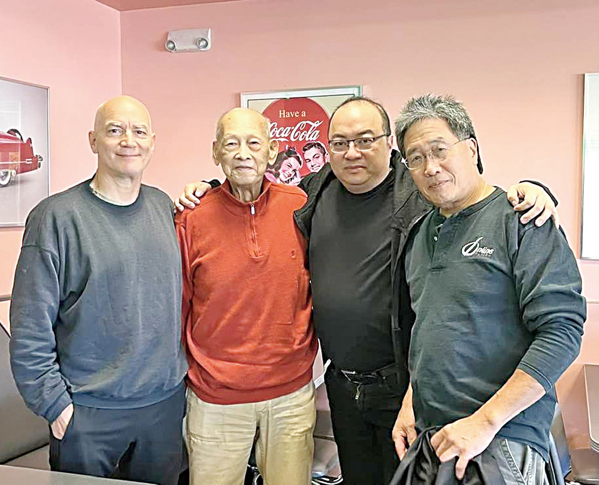 去年十月，學生們為胡炳超師傅（左二）慶祝生日。