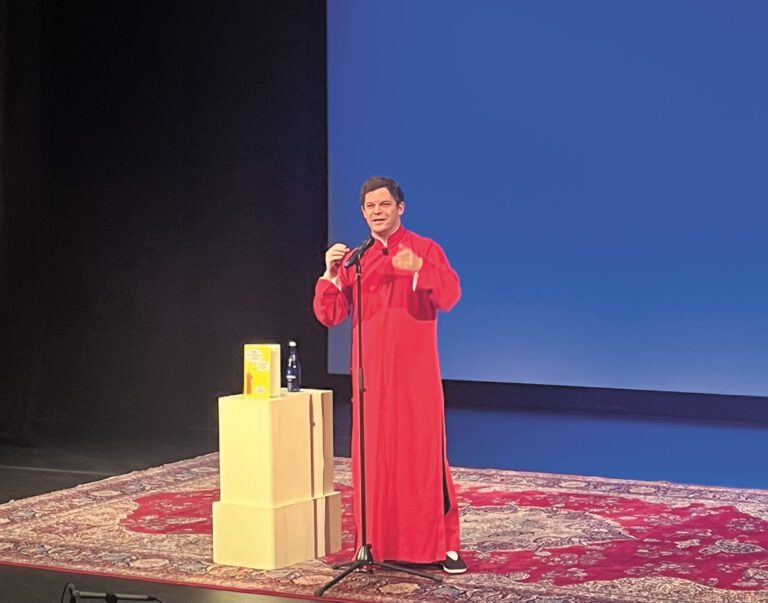 艾傑西在亞洲協會表演。