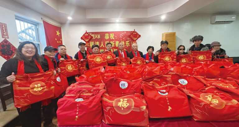 福清同鄉會艾姆赫斯特團拜，發放180份新春禮包。