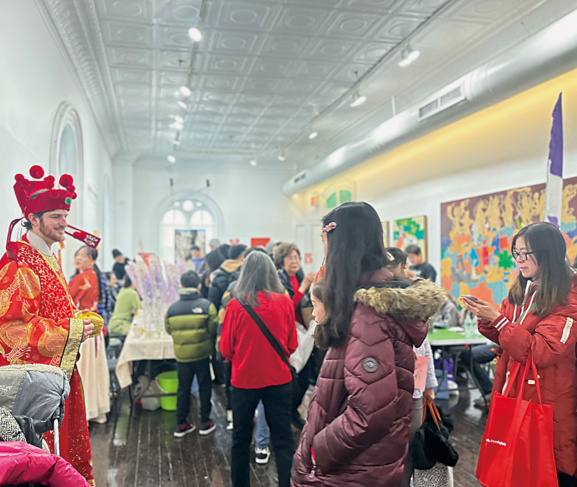 不少民眾和「財神爺」合影留念。