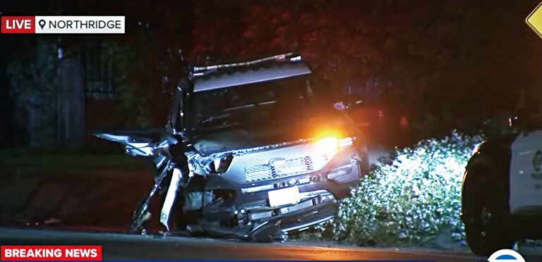 現場可見兩輛警車嚴重損毀。ABC7電視畫面