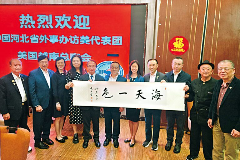 河北省外事辦訪美團贈送字畫給越南總商會。主辦方提供