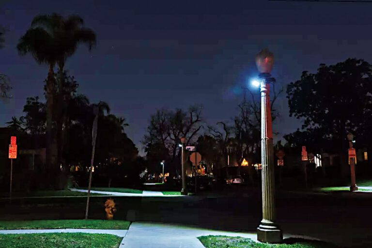漢考克公園橙道附近的太陽能路燈。洛杉磯時報