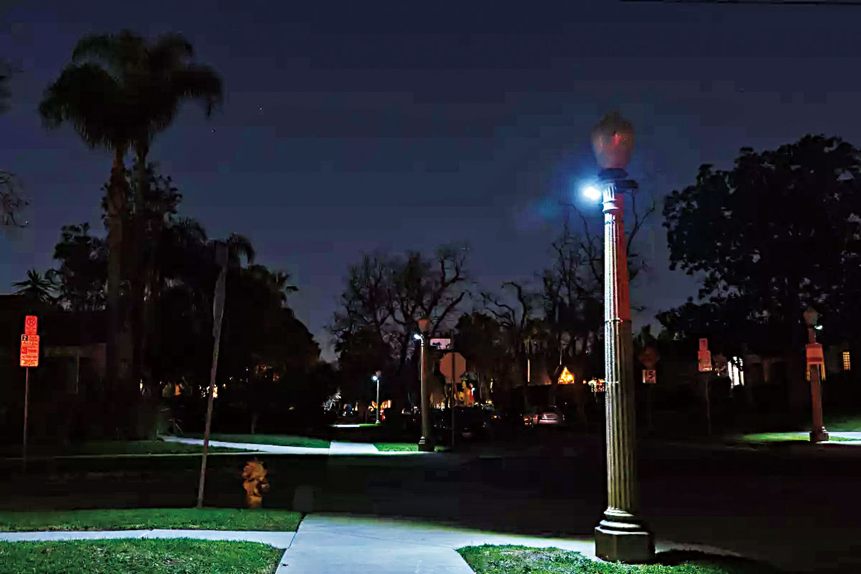 漢考克公園橙道附近的太陽能路燈。洛杉磯時報