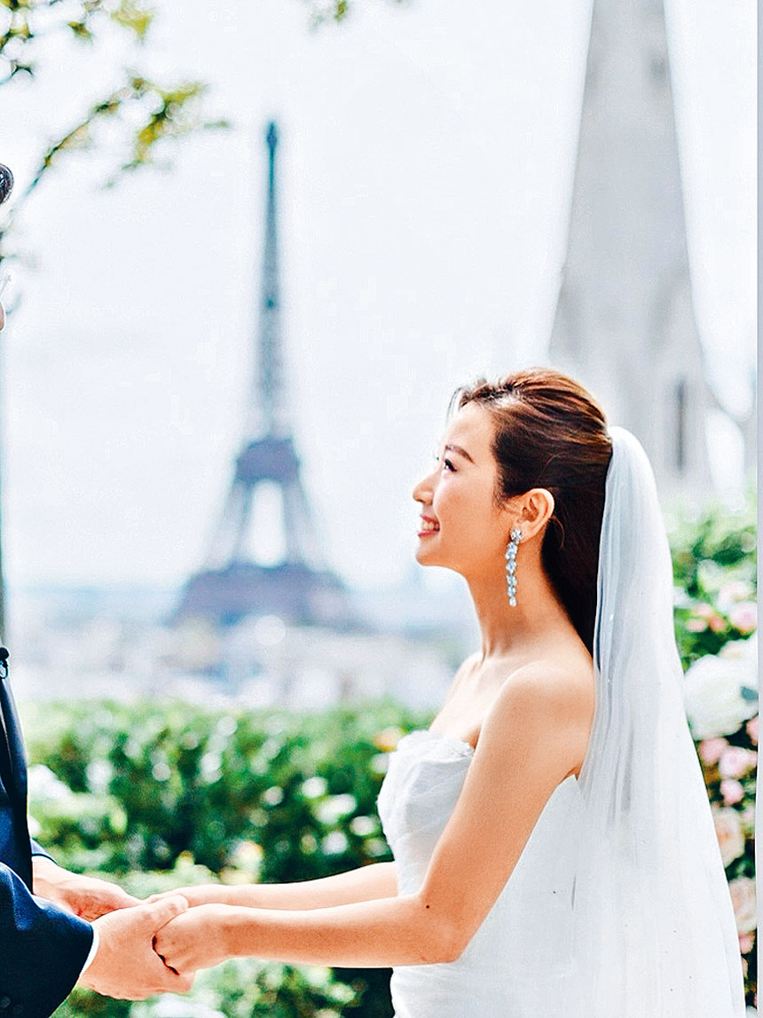 趙希洛抬頭同老公對望，相信男方身形都好高大。