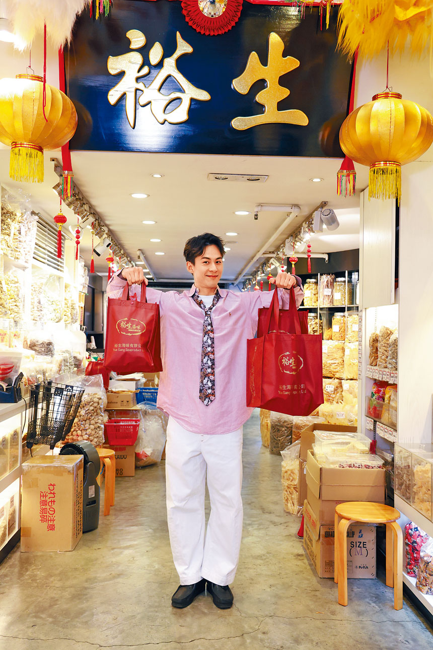 孝順仔朱鑑然到海味店揀參茸海味孝敬父母。