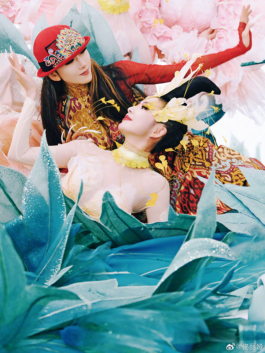 楊麗萍、佟麗婭攜手領舞《花開富貴》。網上圖片