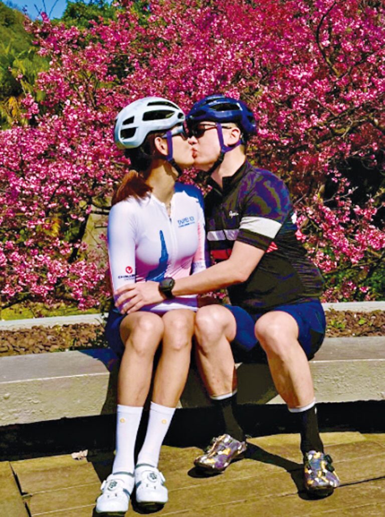 賈永婕與老公坐在路邊長椅接吻。網上圖片