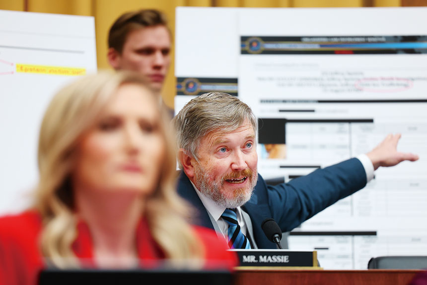 邦迪在國會作證期間，共和黨眾議員馬西進行質詢。美聯社