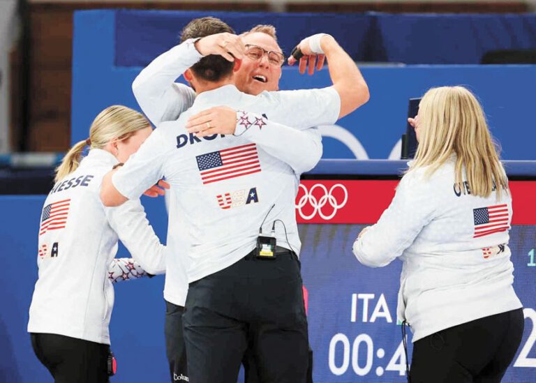 美國選手德羅普金和科里慶祝冰壺混合進決賽。新華社