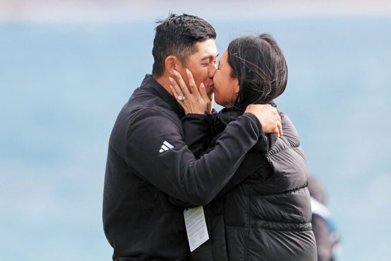 科林．森川與妻子激情慶祝。路透社