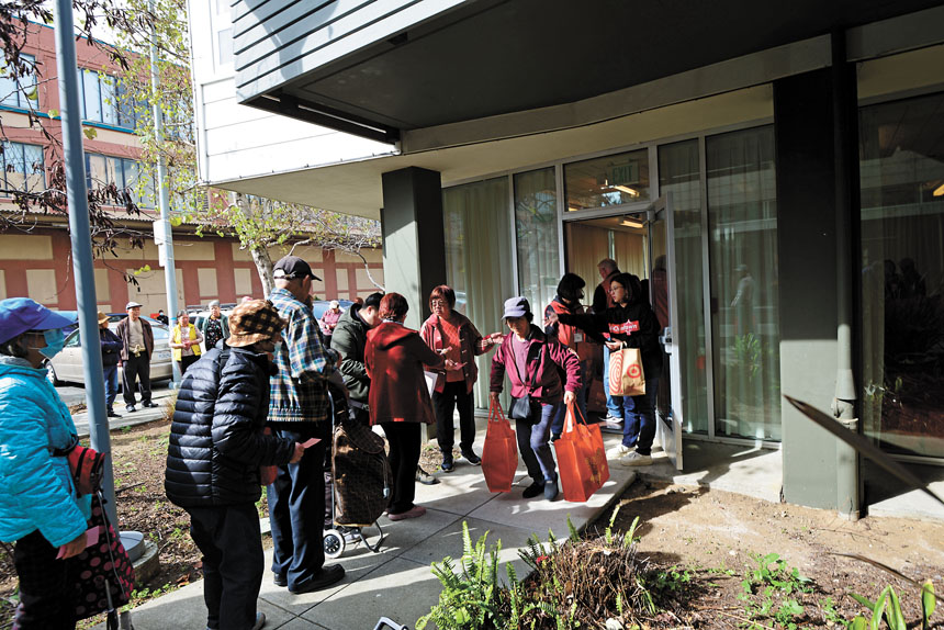 民眾開心收取禮物袋。林冠宇攝