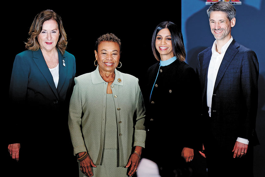 （左起）聖他克拉市市長Lisa Gillmor、屋崙市長芭芭拉李、灣區主辦委員會主席Zaileen Janmohamed和聖荷西市長馬漢2月9日出席超級盃主辦權轉交儀式。美聯社資料圖片