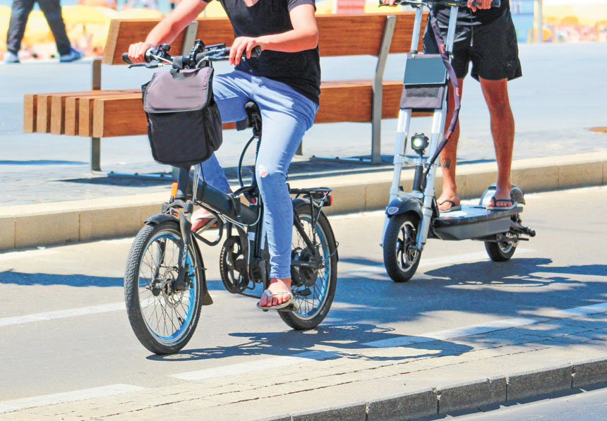 電動腳踏車受青少年歡迎,安全隱憂不容忽視。Adobe Stock