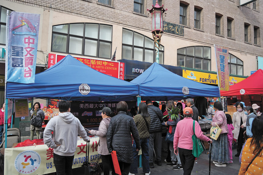 星島日報和星島中文電台攤位受歡迎。記者黃偉江攝