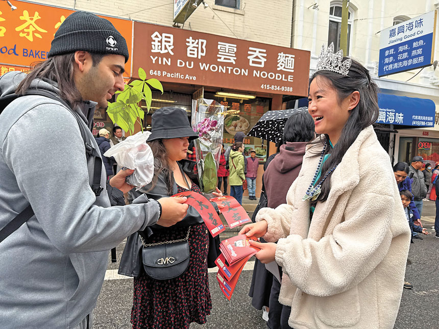 2025星島小姐季軍王思雅Selina向市民派發賀年揮春。記者黃偉江攝