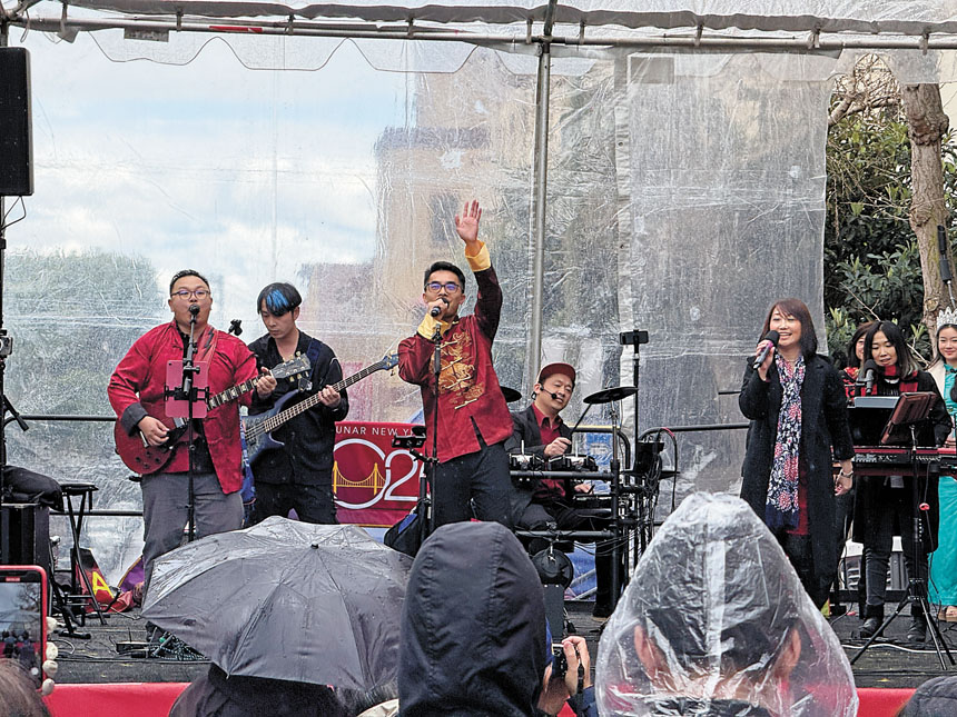 星島中文電台的主舞台節目時間,4Mation樂隊現場演奏。記者黃偉江攝