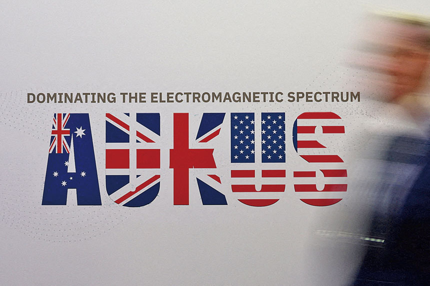 美國、英國和澳洲三國2021年簽署協議,建立軍事外交安全合作夥伴關係,簡稱AUKUS。取自三個成員國英文名稱的首字母:Australia(澳洲)、UK(英國)和US(美國)。資料圖片