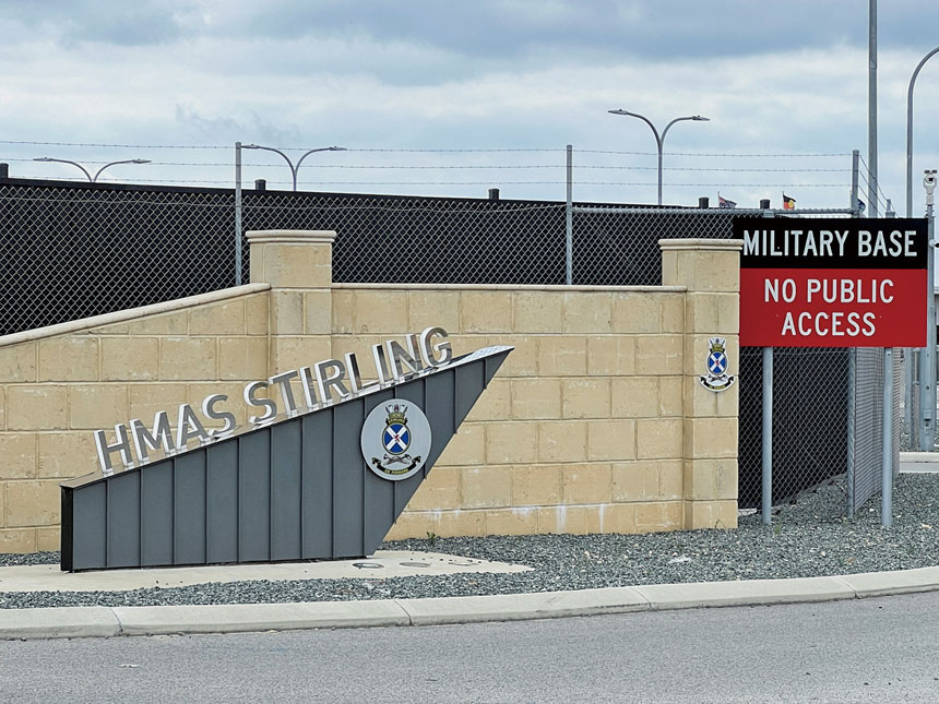 這是位於西澳地區的HMAS斯特林海軍基地的大門。根據AUKUS協議,該基地將從2027年起部署最多四艘美國攻擊型潛艇和一艘英國核動力潛艇。資料圖片