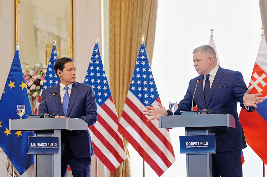 美國國務卿魯比奧(左)與斯洛伐克總理菲佐(右)會面後共同舉行記者會。路透社