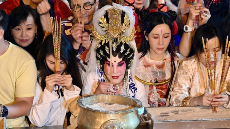 【龍年搶頭香】黃大仙祠子時香火鼎盛 港漂學生讚年味濃：氣氛熱鬧好特別