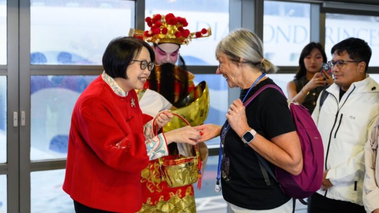 【年初一賀新春】財神爺現身啟德郵輪碼頭派禮！春節黃金周12艘郵輪訪港 旅客大讚香港好客