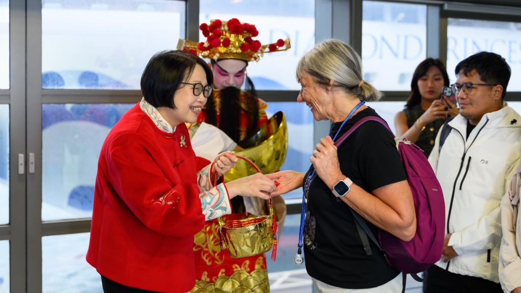 【年初一賀新春】財神爺現身啟德郵輪碼頭派禮！春節黃金周12艘郵輪訪港 旅客大讚香港好客