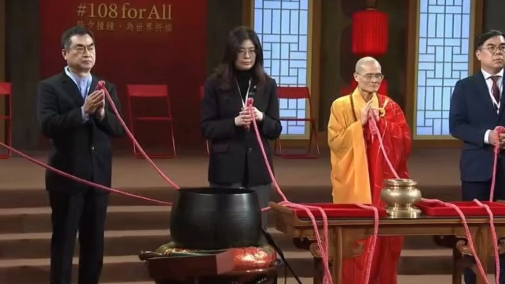 法鼓山撞鐘祈福現靈異？鄭麗文手中紅繩離奇抖動，網民熱議：神明顯靈？