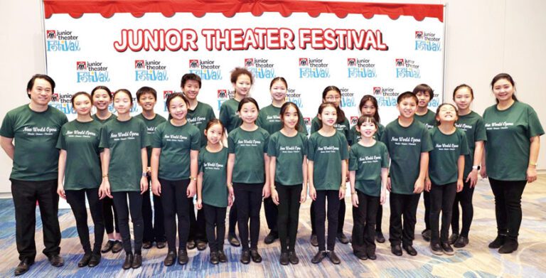 萬兵傳（左一）、黃靖懿（右一）同學生們在JTF現場合影。