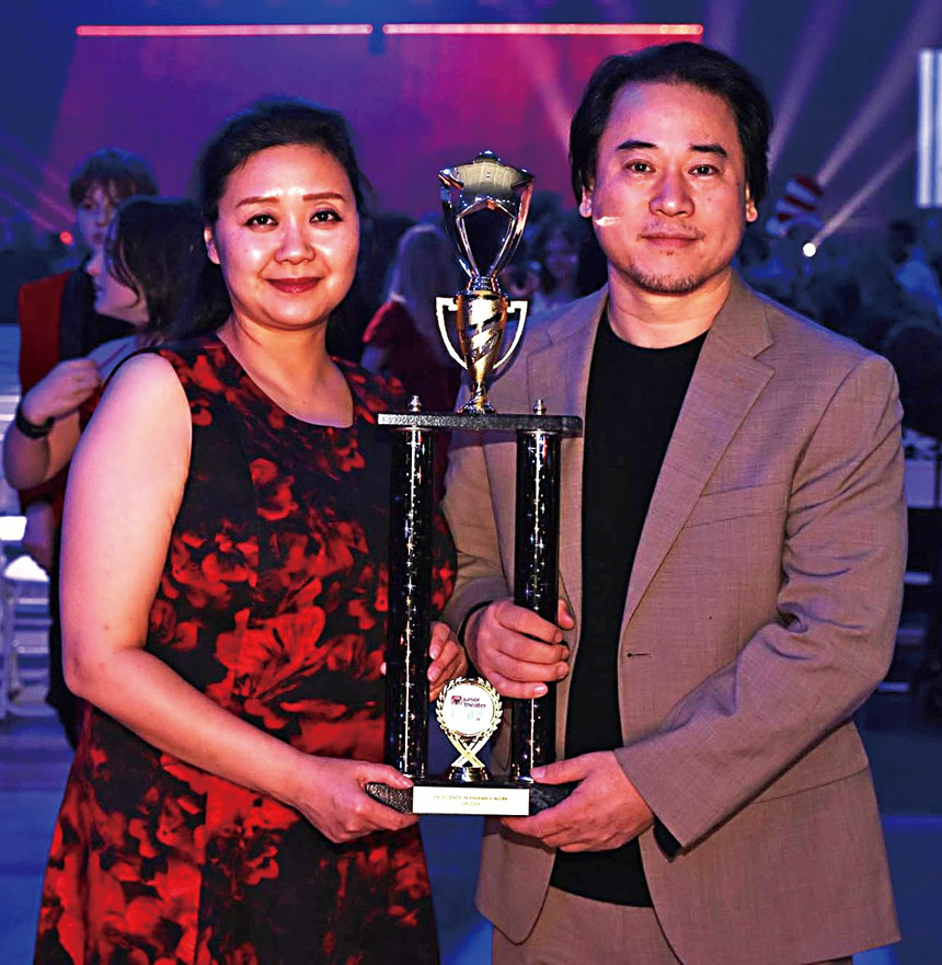 （左起）黃靖懿、萬兵傳手捧獎杯合影。