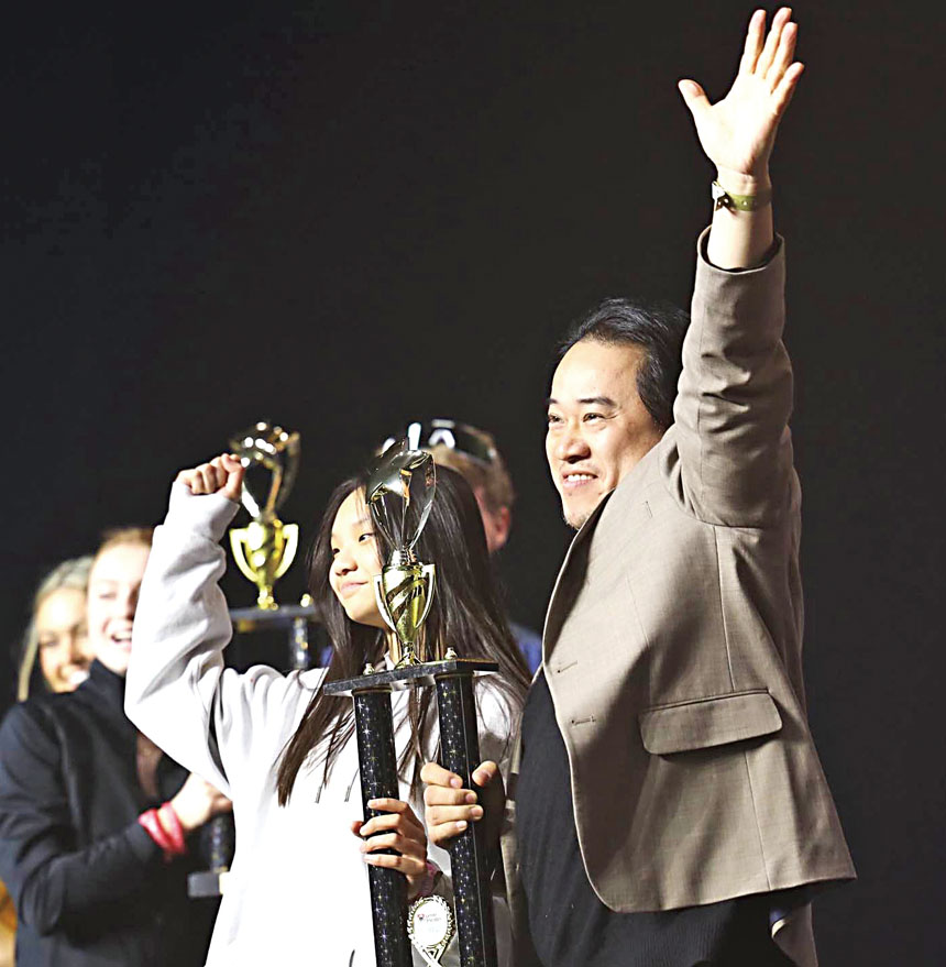 （右起）萬兵傳和學生在領獎臺。