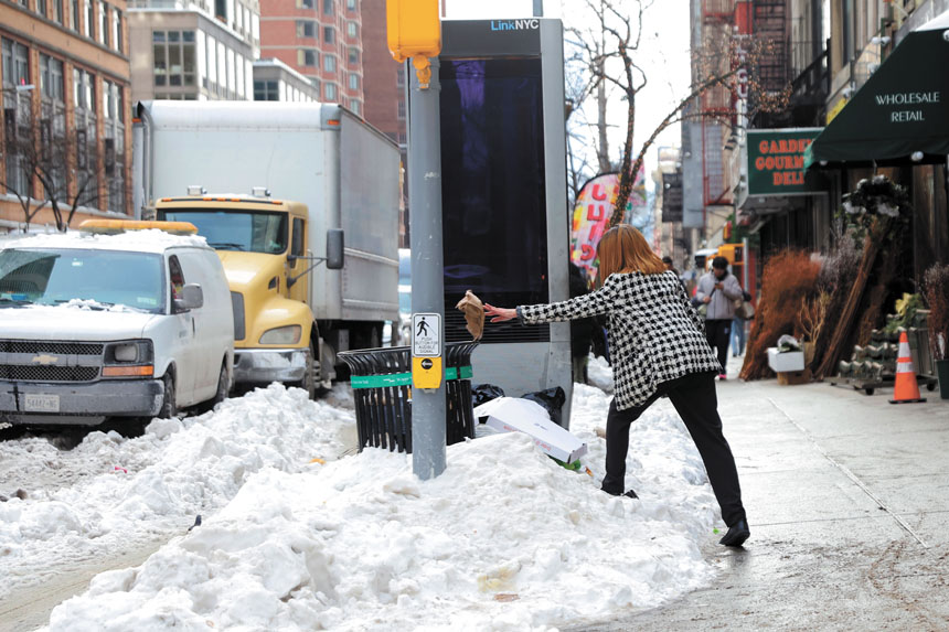 清潔局於風暴期間以剷雪為首要任務，導致垃圾收集進度落後。Heather Khalifa/紐約時報