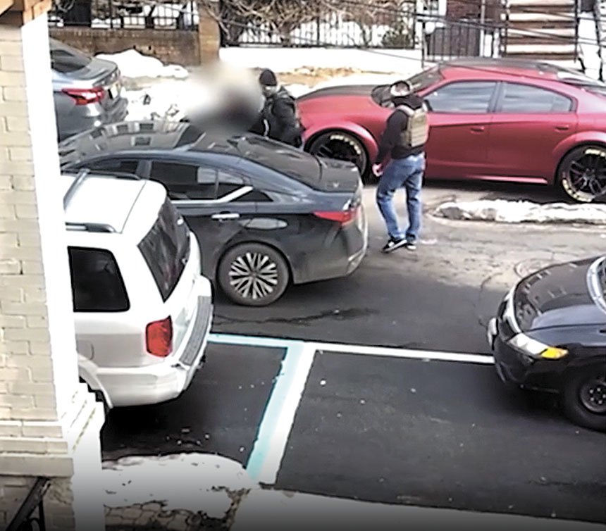 ICE幹員在教堂外採取行動，逮捕兩名無證移民。WABC截圖