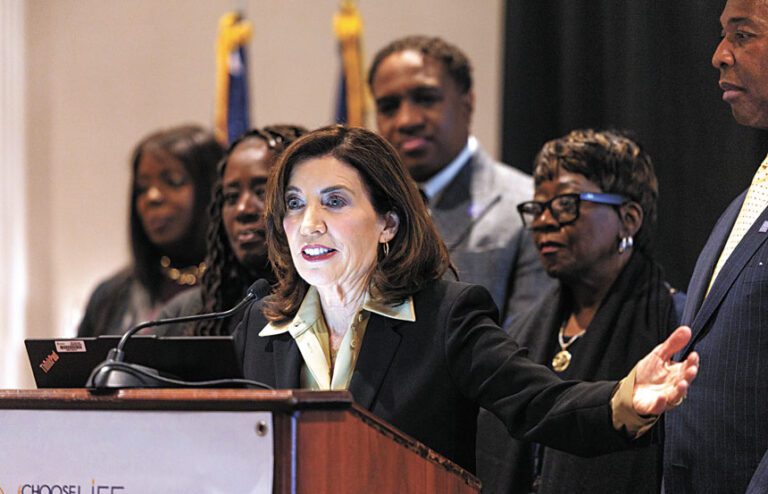 胡楚將於11月尋求連任，此前因拒絕簽署該計劃遭對手抨擊。 州長辦公室圖片