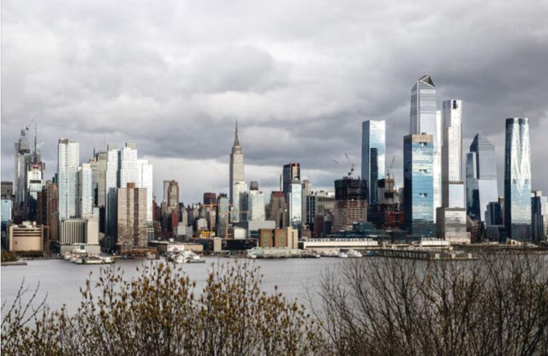 紐約市長馬姆達尼和州長胡楚共同宣布，州府將在兩年裡撥款15億美元，幫助紐約市應對當前的財政危機。 路透社