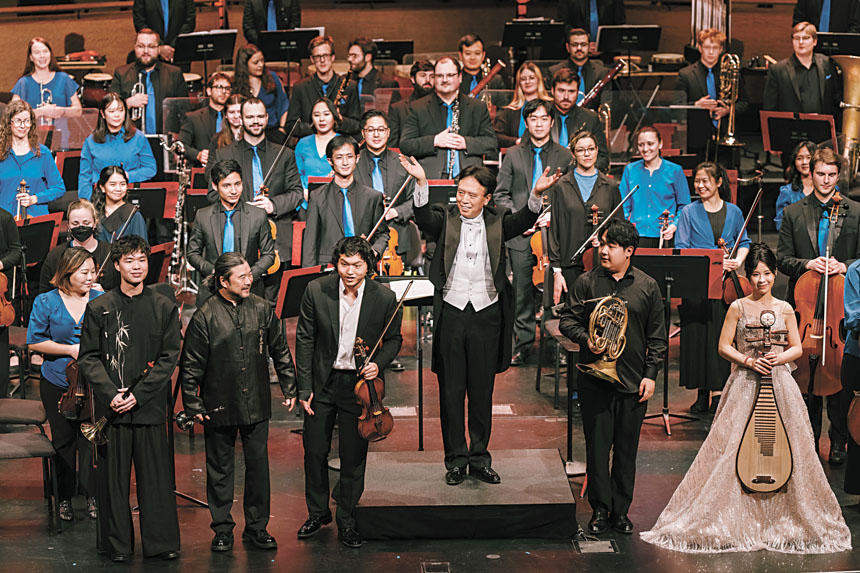 各位演出者與指揮 蔡金冬多次謝幕,感謝觀眾熱情掌聲。