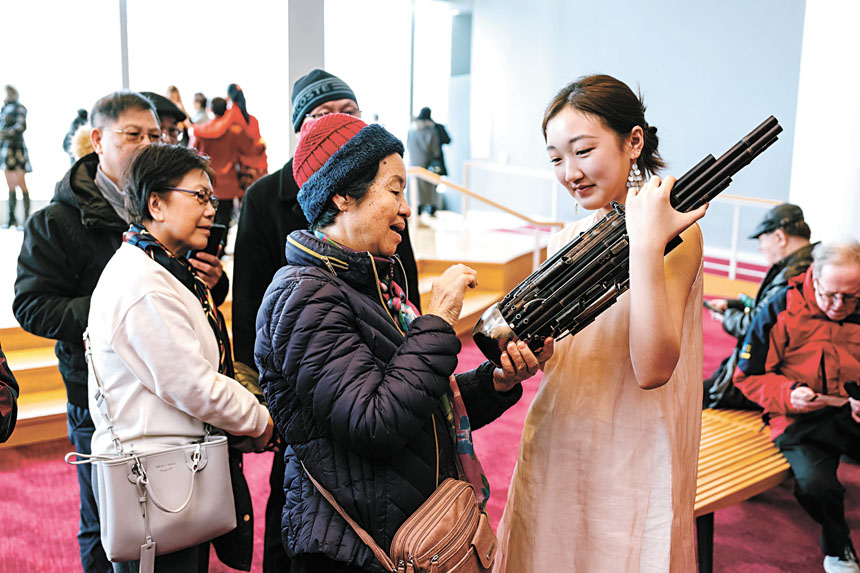 不少觀眾對中國傳統樂器甚感興趣,音樂會前與民樂專業學生近距離互動。