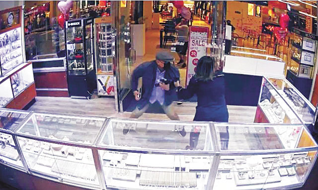 女店員歐漢奮力反抗持槍搶匪。Fast-Fix珠寶鐘錶維修店