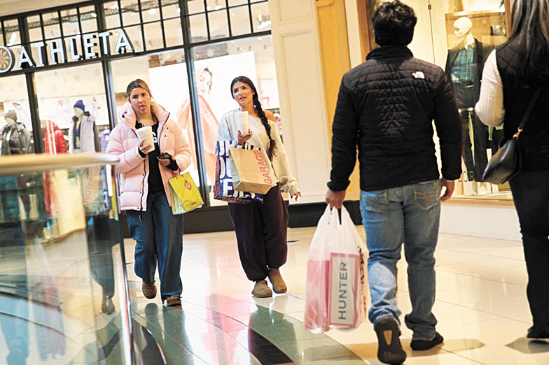 密歇根州消費者在商場購物。美聯社