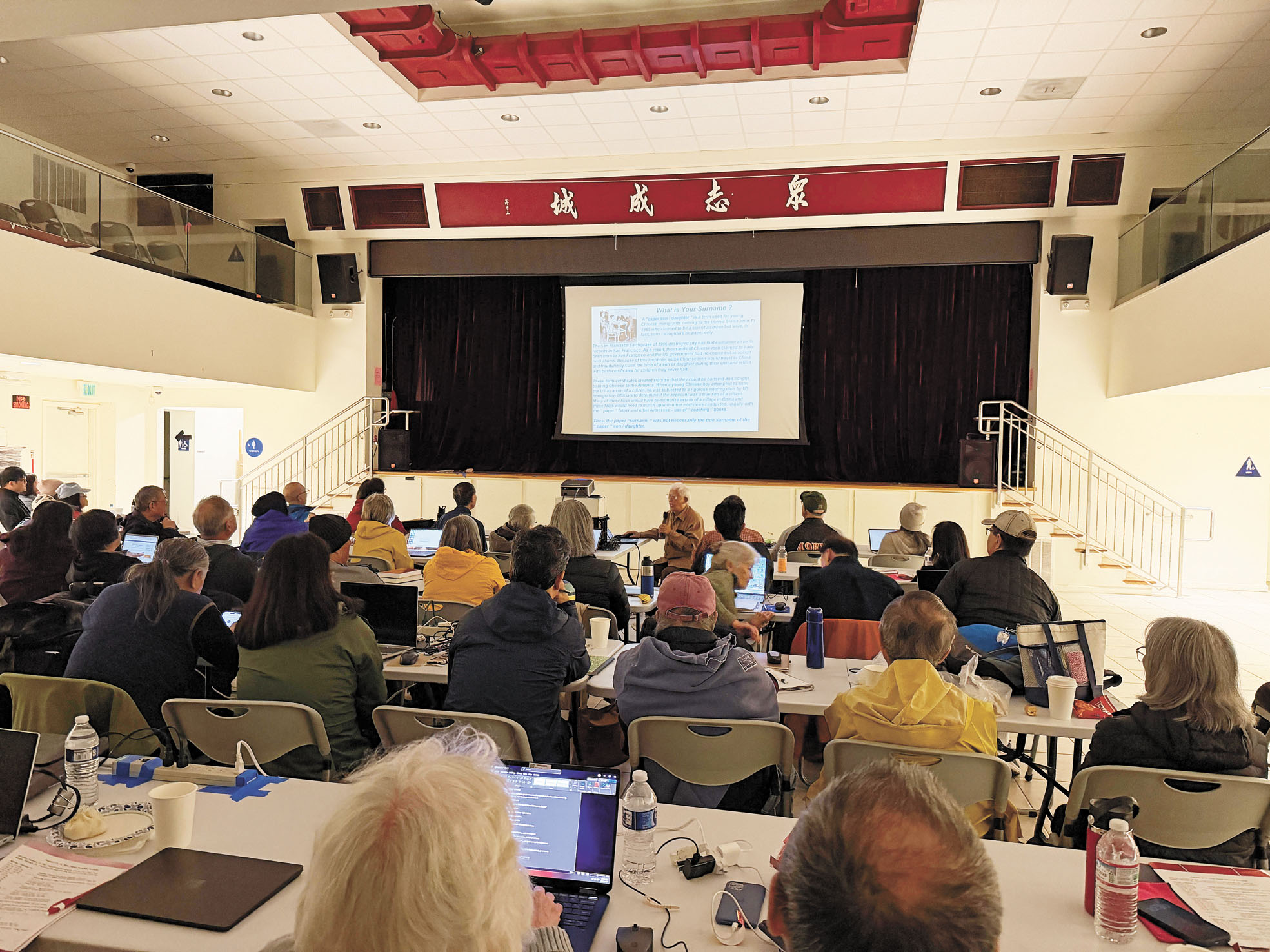 工作坊現場展示族譜研究方法與歷史檔案應用，結合數位工具協助參與者重建家族根源。記者蘇婕雅攝