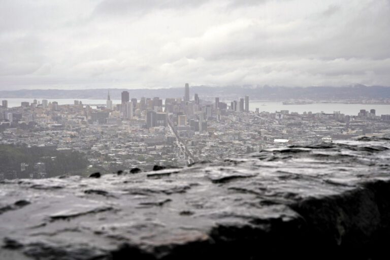 風暴抵達灣區，三藩市市中心天際線陷入雨霧中。Giselle Garza Lerma/三藩市紀事報/美聯社